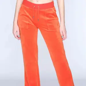 Säljer nu mina orange juciy byxor!! Knappt använda o säljer då dom it kommer till användning!! Skriv till mig för bättre bilder o VÅGA fråga!!!  finns små skador skriv privat för dom! STORLEK XXS. Buda!! 