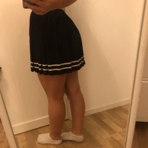 Kjol - Kjol med vita detaljer