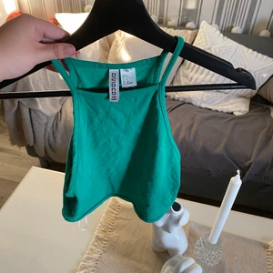 Linne - Ett snyggt linne i den populära gröna färgen! Super skön men tyvärr lite för liten för mig! Strl S!  Frakt - 45kr 