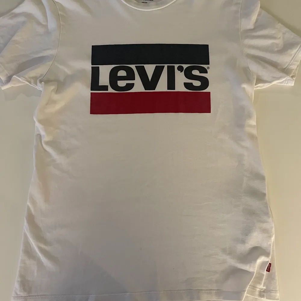 Levis T-shirt till salu. Skicket på plagget är 9/10. Den är i storlek s. Hör av dig vid frågor! Mvh Vestiario Sweden.. T-shirts.