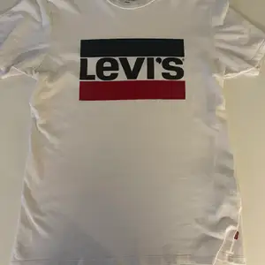 Levis T-shirt till salu. Skicket på plagget är 9/10. Den är i storlek s. Hör av dig vid frågor! Mvh Vestiario Sweden.