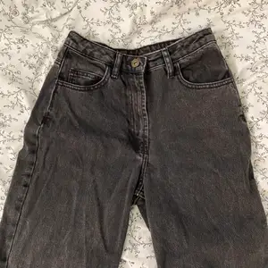 så snygga svarta jeans köpta på asos, tyvärr har dom blivit för små för mig😣 bra skick fortfarande trots att dom använts en del! säljer ett par till jeans i liknande modell fast beige också🫶