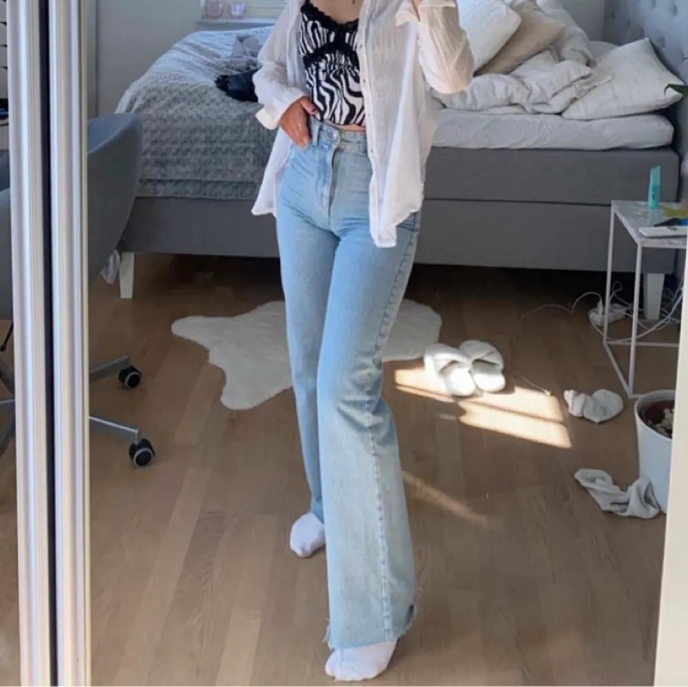 Säljer mina favoritjeans ifrån zara då dom blivit för små. Har klippt längden själv och dom går till golvet på mig som är 165cm. . Jeans & Byxor.