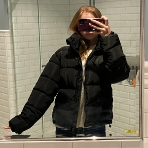 Nelly Puffer Jacka stl 34 - Den perfekta vinter jacka! Väldigt tjock och otroligt skön! Använd 2 gånger så i väldigt bra skickaKöpt på Nelly för 700kr och säljer för 300kr plus frakt eller köp direkt för 400kr plus frakt! Fler bilder finns hos mig privat!🤍🤍🤩