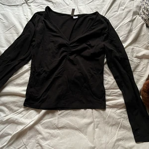 Topp - Långärmad svart topp med insytt vid byst. Toppen är från H&M och är i storlek M dam. Om du har några frågor så är det bara att kontakta! :)