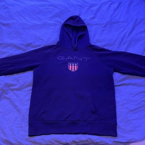 Marinblå Gant Hoodie - Den är 158/164 cm och är från Julas ( ca 8 månader) andvänt ibland men har väcks ur den. Den har nån skada vi ärmarna och är köpt för ca 800. Pris kan diskuteras.