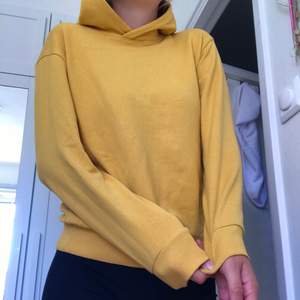 Gul hoodie från kappahl, fin färg, enkel design utan snören och fickor. Har fortfarande bra resår och fin passform, färgen är lite starkare än på bilderna dock🌼🌼