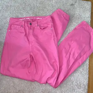 Ett par jättesnygga jag rosa jeans från Bikbok med knäppning 💕 w:30 l:32 så väldigt långa! Superkvalitet som vanligt av Bikbok! Endast använda en gång så i nyskick💖 