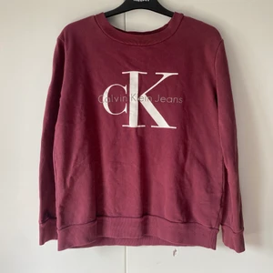 Calvin Kline - Calvin Kline tjocktröja. Ordinarie pris för cirka 1000kr men säljer för 400kr! 🙌🏽 sällan använd. Vinröd färg