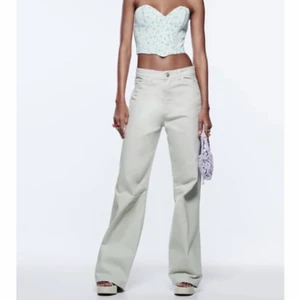 Cargo-jeans zara - Cargo-jeans från zara. Använda en gång. Första bilden är lånad från Zarah hemsida. Sitter bra på mig som vanligtvis har 34 då de är väldigt baggy i modellen.