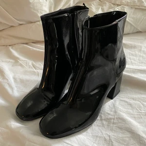 Monki svarta lackpumps  - Monki svarta lackpumps storlek 39. Använda ett fåtal gånger 