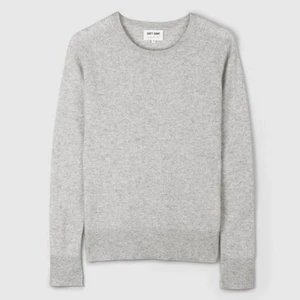 Kashmir tröja ifrån Soft Goat - Aldrig använd!! Kashmir tröja ifrån sort Goat i ljus grått. Modell”Fitted o-neck light grey” storlek S. Kostar 1700kr ny