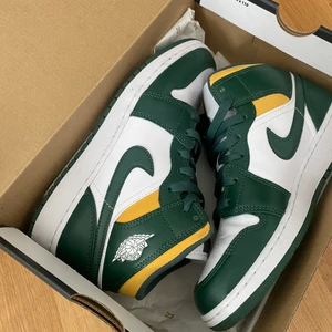 Air jordan 1 mid  - 2000kr Äkta jordan 1 mid storlek 38, priset kan diskuteras! Har använt 2-3 gånger!