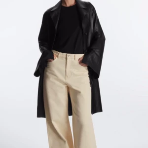 Baggy byxor  - Bilderna är lånade 👀👀 ett par baggy jeans från COS, helt oanvända med lappar osv kvar. Köpta för 890kr men säljer för 700 + frakt ❤️‍🔥. Betalning sker via swish 