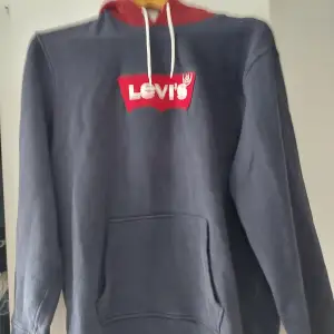 Fet Levis hoodie storlek L köpt från Levis butik för 750. Jag säljer den för att jag inte gillar den stilen så den är knappt använd. Jag kan skicka den om du bor långt bort.
