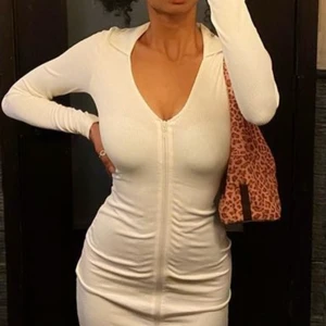 Vit klänning - Vit zip up klänning 