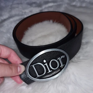 Dior bälte - Dior inspirerad bälte. Helt ny. Den har jättebra kvalite. Skriv för mer info.