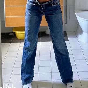Mid Rise straight zara jeans - Säljer mina favorit jeans som tyvärr blivit för små, dom går inte längre att köpa på zara. Pris kan sänkas💓
