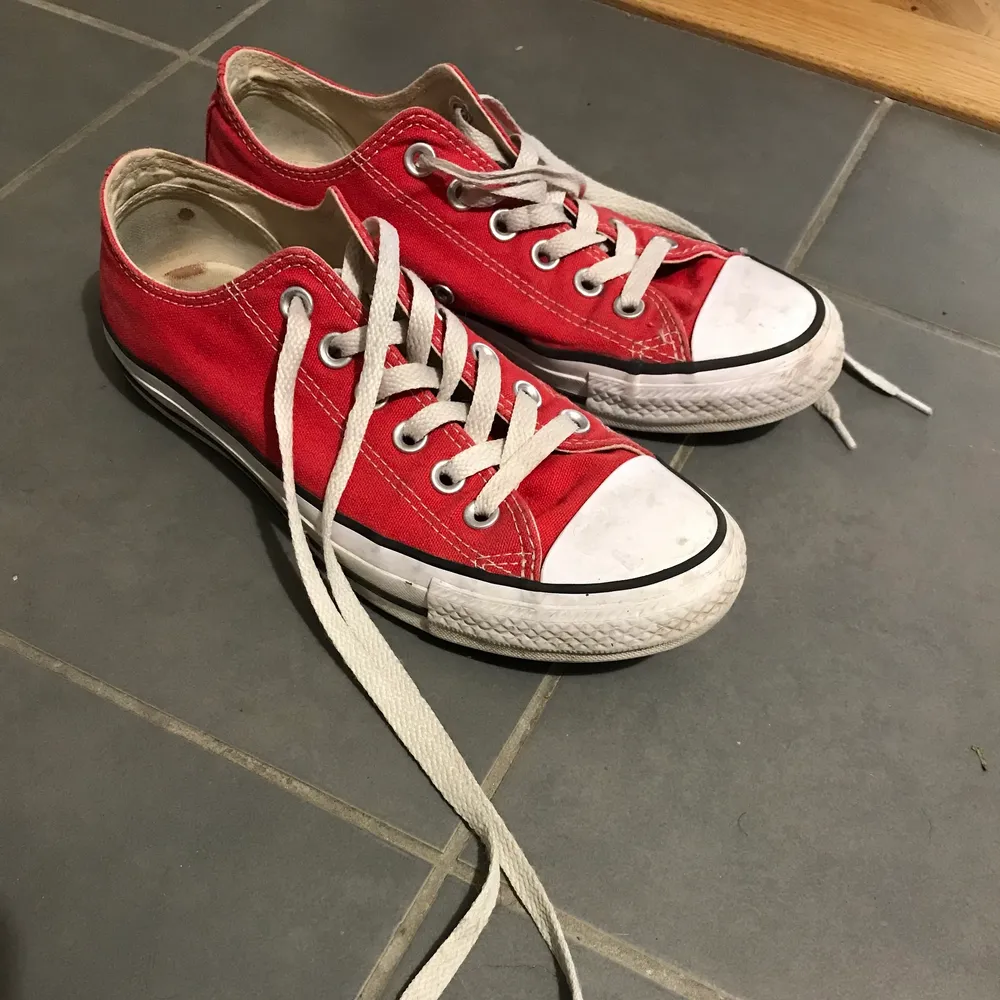 Ett par jätte fina röda Converse storlek 37,5. Är i väldigt bra skick. Endast lite smutsiga men går alltid att tvätta såklart. Frakt tillkommer på 115 kr.. Skor.