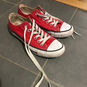 Ett par jätte fina röda Converse storlek 37,5. Är i väldigt bra skick. Endast lite smutsiga men går alltid att tvätta såklart. Frakt tillkommer på 115 kr.