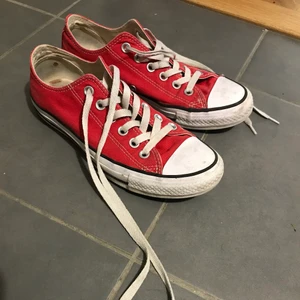 Röda Converse - Ett par jätte fina röda Converse storlek 37,5. Är i väldigt bra skick. Endast lite smutsiga men går alltid att tvätta såklart. Frakt tillkommer på 115 kr.