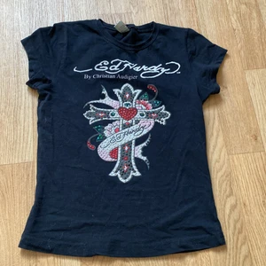 T- shirt  - Storlek s  Märke ed Hardy  Köpt för 600 kr Budgivning börjar på 200 