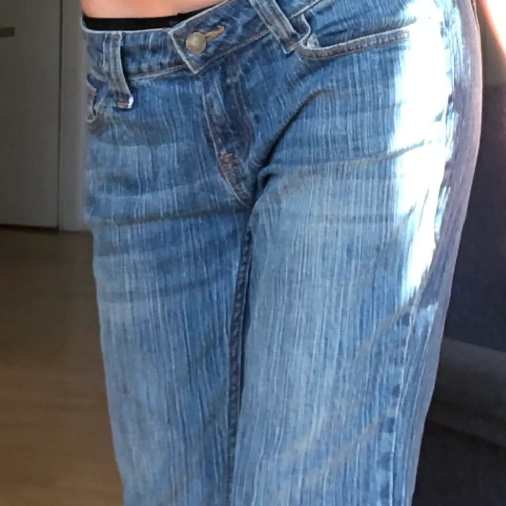 Jätte fina jeans från Brandy Melville. Säljs pågrund utav att jag har tröttnat på dom. Passformen och längden är perfekt på mig som är 165 cm. Inga slitningar och ser så gott som nya ut💞🫶🏻 köpt för 400kr o säljs för 250 (köparen står för frakt). Jeans & Byxor.