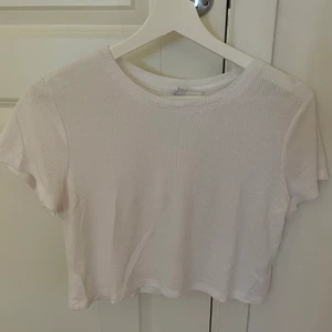 Topp - T-shirt från hm. Croppad modell och lite genomskinlig så orent att slänga över bikini eller liknade.