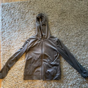 Tröja från Gina  - Grå velour tröja ifrån Gina. Som ny,fast utan bandet i luvan. Använd men inga defekter som hål eller slitningar. Frakten kan vara annorlunda än det som står i annonsen. 