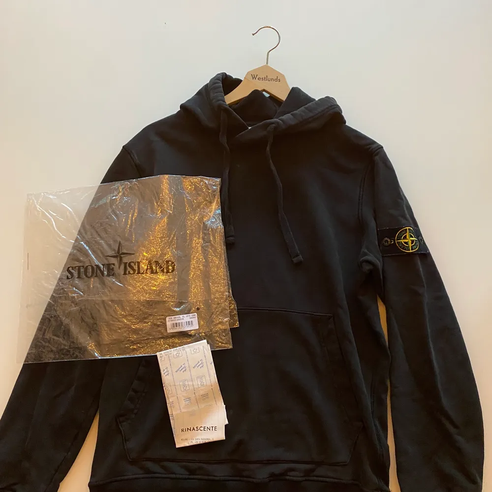Säljer en av mina absoluta favorit hoodies. Kommer sälja den betydligt billigare pris än vad jag köpte den för! Hoodien är köpt i Italien och kvitto samt inslagningspåsen medföljer! Otroligt fint skick då jag var väldigt rädd om den!. Neuletakit & Villapaidat.