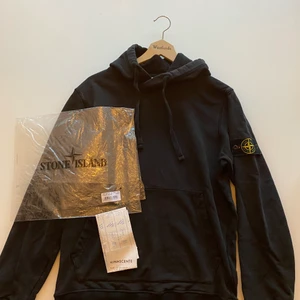 Stone Island Hoodie Strl: M (Svart) - Säljer en av mina absoluta favorit hoodies. Kommer sälja den betydligt billigare pris än vad jag köpte den för! Hoodien är köpt i Italien och kvitto samt inslagningspåsen medföljer! Otroligt fint skick då jag var väldigt rädd om den!