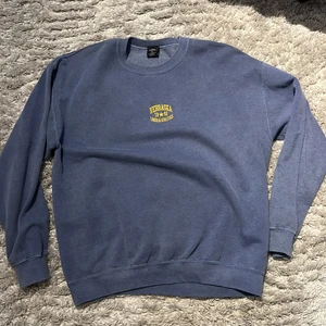 Urban outfitters sweatshirt  - Urban outfitters sweatshirt sällan använd utan fläckar. Stl S men sitter större. Köpt för ca 600kr. Köpare står för frakten. 