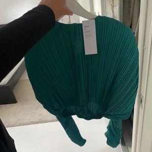 Blus från Gina Tricot.  - En grön blus från Gina Tricot. Storlek XS men passar även mig som har S i vanliga fall. PRISLSPPEN ÄR KVAR. Kostar 449kr. Frakt ingår inte i priset! 