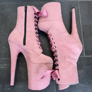 Pleasers klackar 37 - Säljer mina pole klackar som inte längre kommer till användning då jag köpt nya! Flamingo sammet i rosa, storlek 7 dvs 37.  20 cm klack och 10 cm platå. Original kartong och snörning finns kvar! Köpare står för frakt annars kan jag mötas upp!