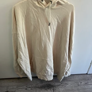 Hoodie - En oversize hoodie i en fin beige färg. Denna kan du även ha till ett par snygga byxor eller som ett skönt mjukisplagg hemma i soffan. 