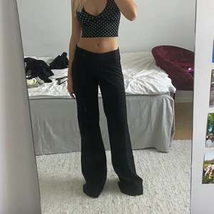 Svarta kostymbyxor - Ett par svarta superlånga kostymbyxor. Jag är 173 o de är lätt typ 10cm för långa🙏 