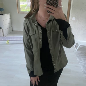 Jacka  -  Säljer en grön jacka väldigt bra kvalitet och använda endast en gång. Det är stor I storlek då det är L/M men passa mig som är S❤️den är tunn 