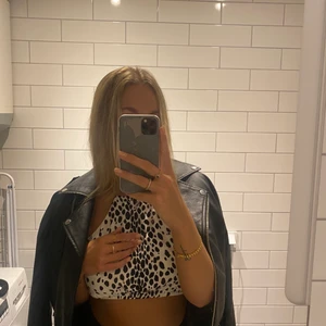 Jättefin topp - En topp med knyte i nacken och i ryggen, jättefin och passar till allt!