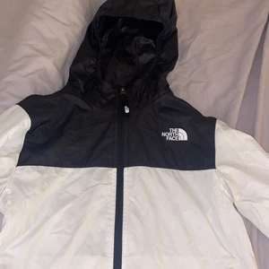 Jacka - en tunn jacka, i storlek m barnstorlek så ungefär storleken 160