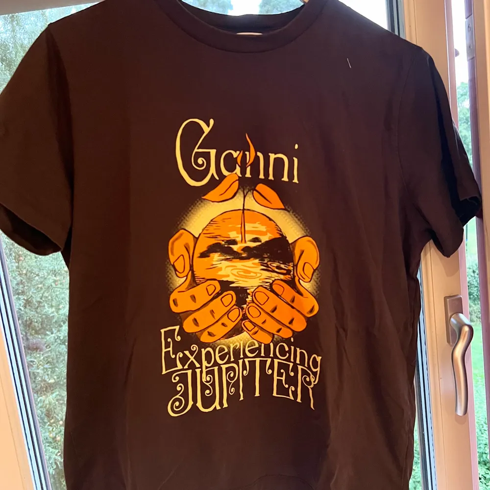 ganni t-shirt 💋perfekt till hösten. T-shirts.
