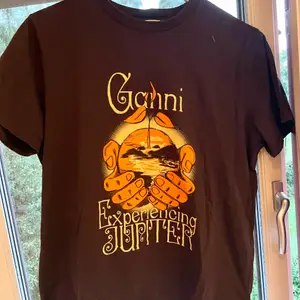 ganni t-shirt 💋perfekt till hösten