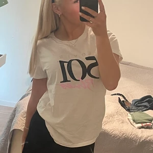 Levis t-shirt - T-shirt från Levis, endast använd en gång, köparen står för frakten på 49kr 