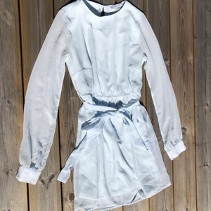 Blå klänning - Säljer ni min blå klänning som användes på min skolavslutning. Jättesöt och endast använd ett fåtal gånger. Midjan går att justera med hjälp av ett band💗