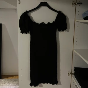 Svart klänning - Säljer denna fina klänningen då den inte kommer till användning🤩 Passar mig som oftas har storlek S/36. Priset kan diskuteras☺️ Frakten står du för, kan även mötas upp i Trollhättan😁
