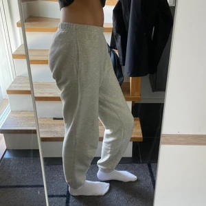 Gina tricot mjukisbyxor - Gråa, supersköna mjukis byxor från Gina tricot❤️ 