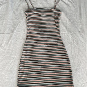 Sommrig klänning från H&M i storlek xs - Jätte bra skick, använd få gånger. 