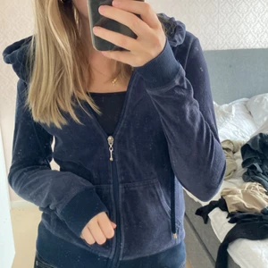 Kofta från cubus - Marinblå kofta med gulddetaljer från cubus, storlek xs men passar mig som mest har s. Fint skick.