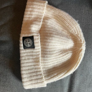 Stone island mössa  - Den är lite nopprig och har hänt något med färgen på ett litet ställe kanske går att tvätta bort men syns inte mycket 