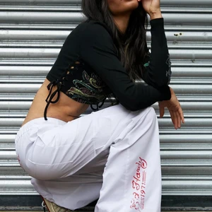 ed hardy byxor  - säljer dessa ed hardy cargobyxor uo exclusive då de tyvärr inte kommer till användning. de är endast använda ett fåtal gånger och köpta för 1000kr! de är extremt justerbara i storlek, de är i storlek XL men passar L, M (min storlek) och S💕