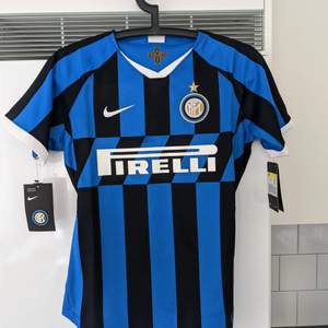 Säljer en helt ny officiell Inter Milan Stadium Jersey från Nike med tags kvar. Dam modell i storlek S. 